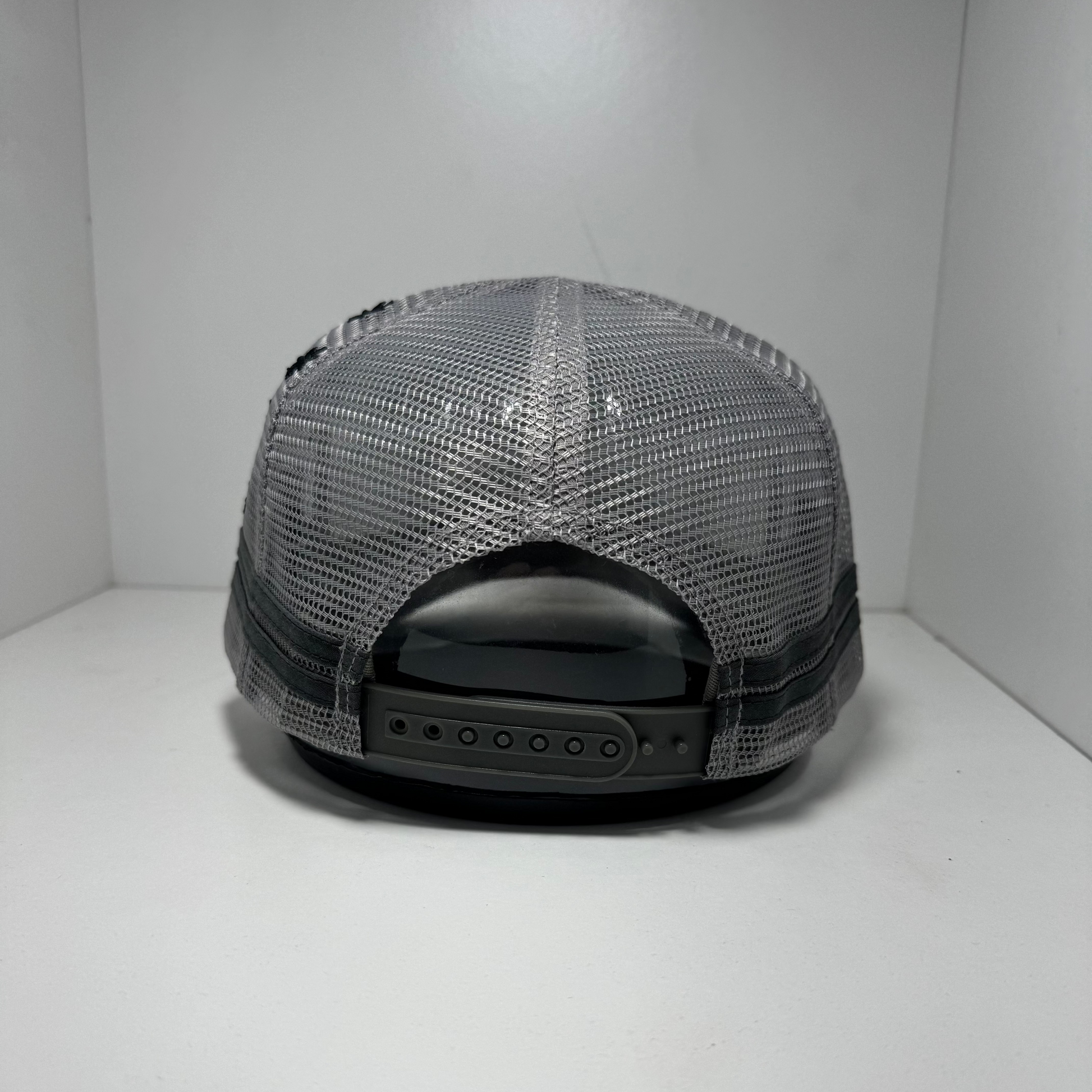 GREY BLACK BULLHORN TRUCKER CAP