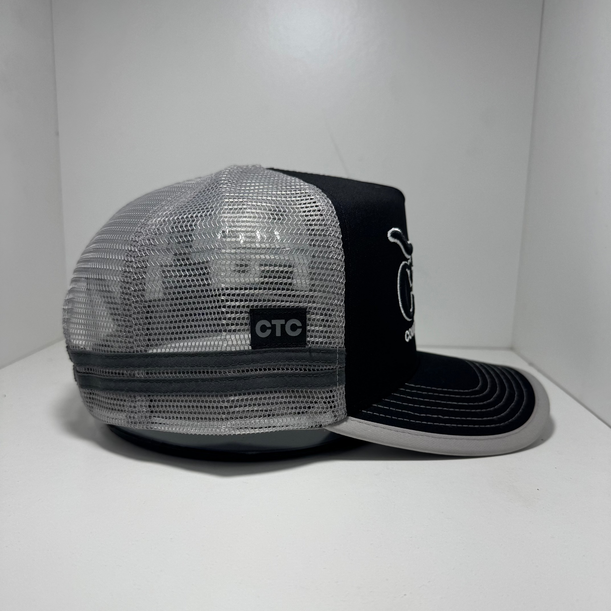 GREY BLACK BULLHORN TRUCKER CAP