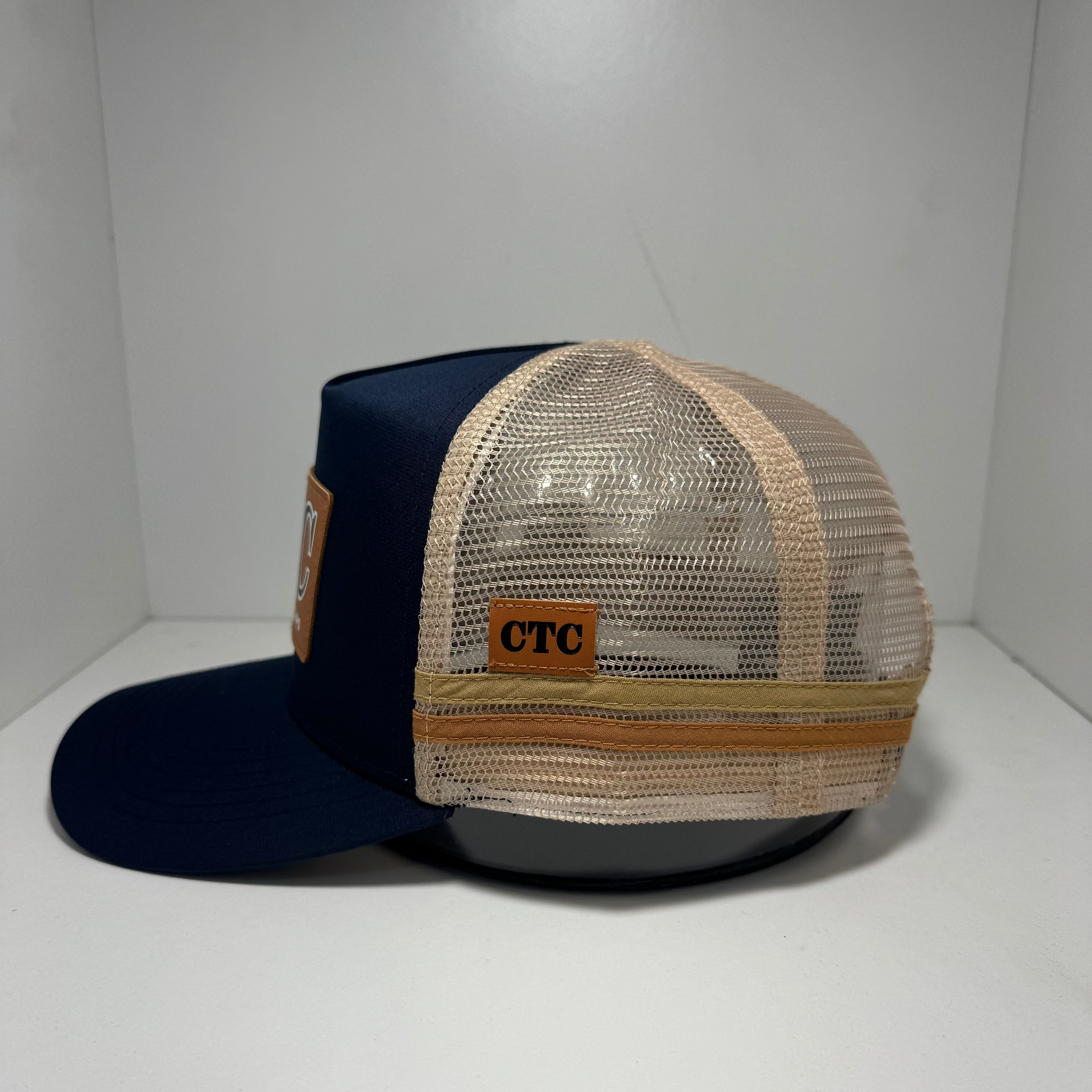 NAVY SUNGLASS HOLDER TRUCKER CAP
