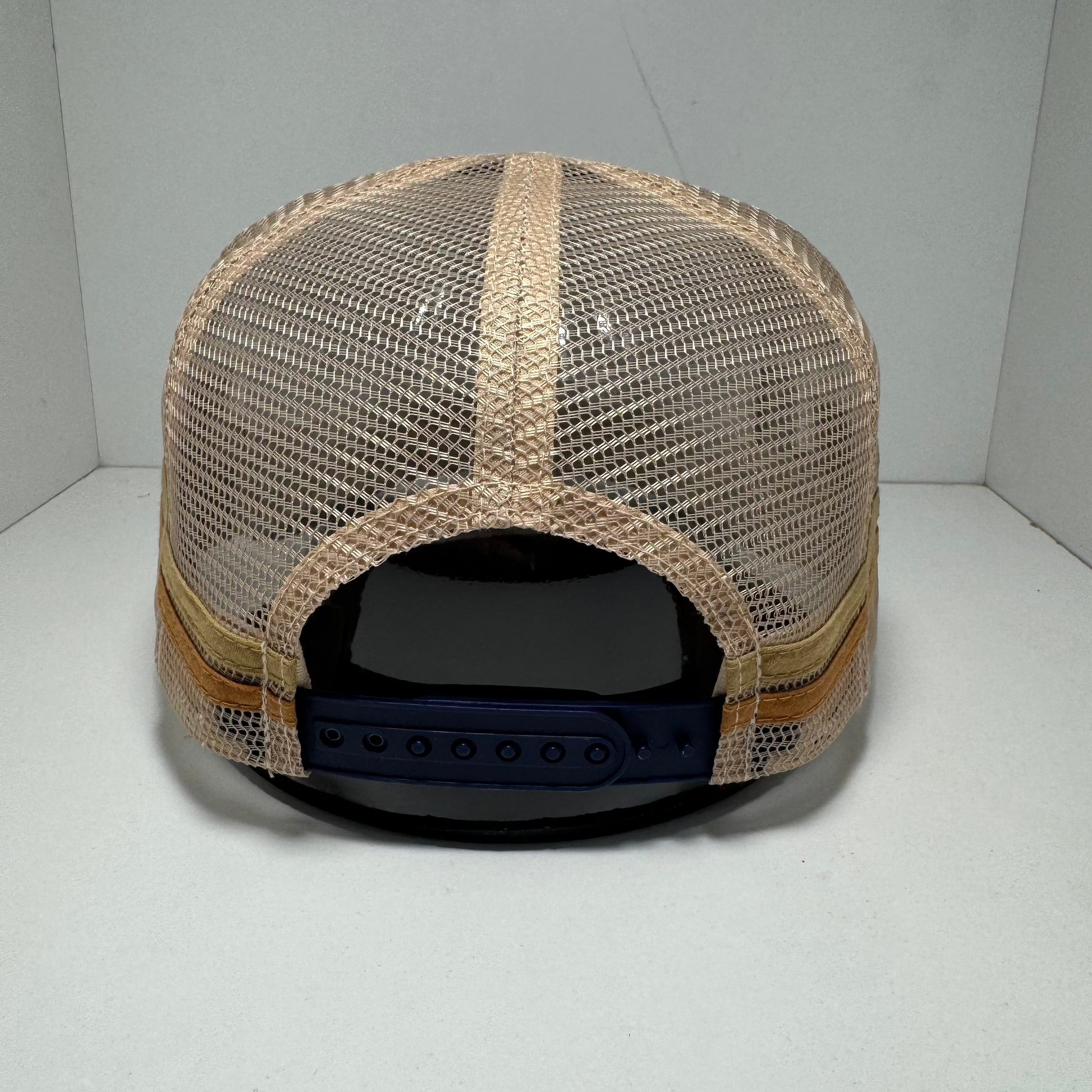 NAVY SUNGLASS HOLDER TRUCKER CAP