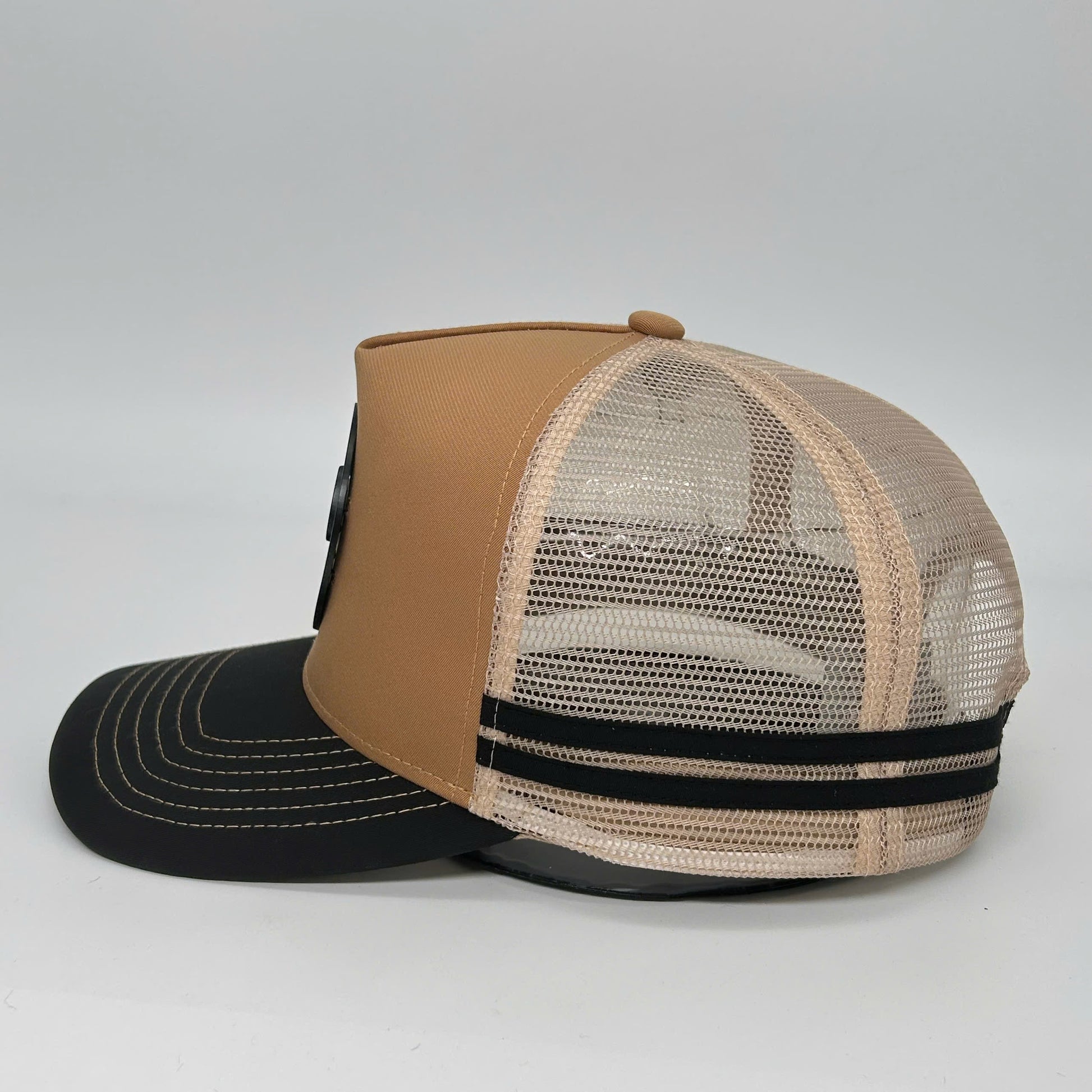 MIDNIGHT METAL TRUCKER CAP - KARAMELL