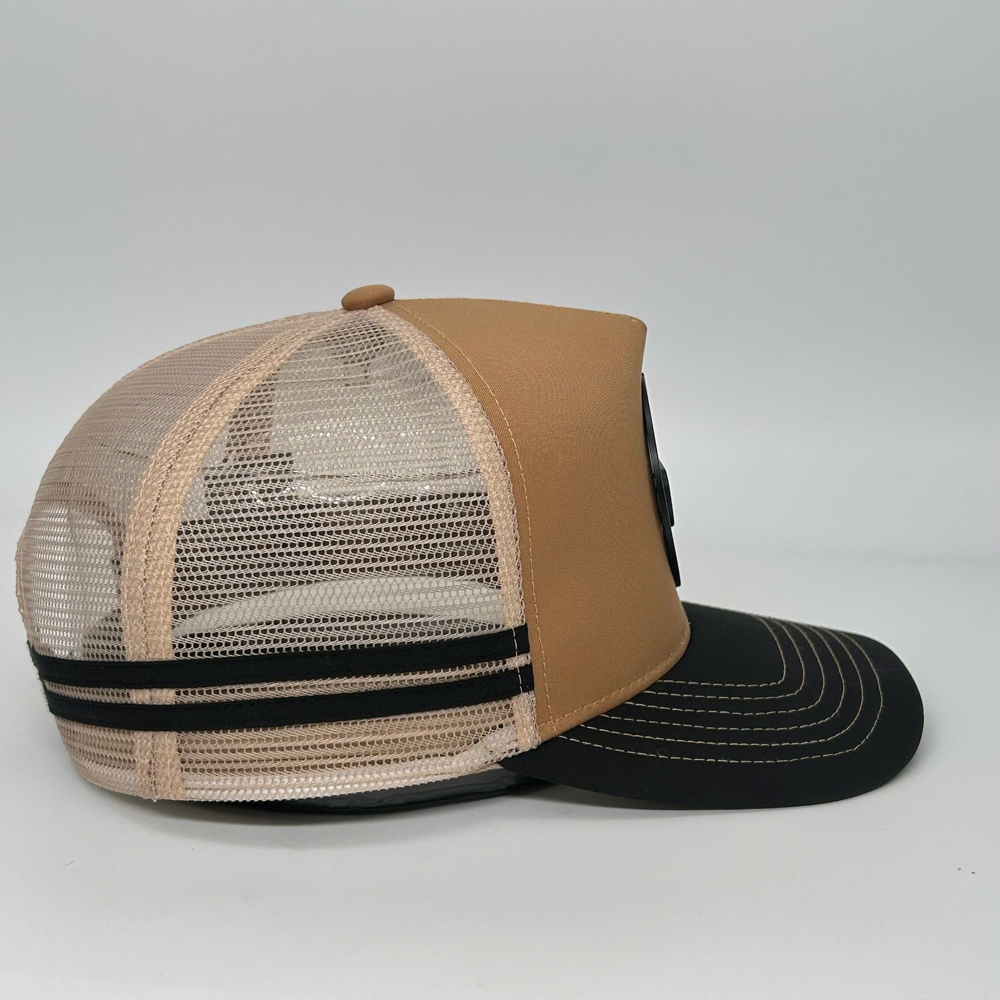 MIDNIGHT METAL TRUCKER CAP - KARAMELL